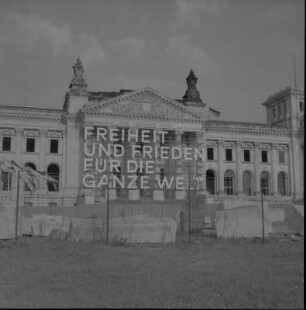 Ruine des Reichstagsgebäudes : Berlin (West), Platz der Republik 1. Ruine des Reichstagsgebäudes
