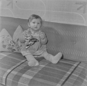 Kind Rachlau : Portrait eines Kleinkindes mit Puppe