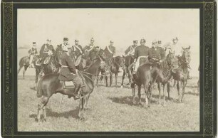 Kaisermanöver bei Münchsberg 1888: ca. dreizehn Personen zu Pferd, dritter von rechts Kaiser Wilhelm I. verleiht das Gardekorps dem vierten von rechts von Hüllesem-Meerscherdt, General, auf freiem Feld