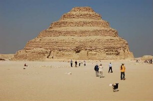 Kairo - Stufenpyramide von Sakkara : Die Stufenpyramide des Königs Djoser in Sakkara ist die erste Pyramide Ägyptens, sie besteht aus sechs Stufen und war ursprünglich mit Marmorplatten verkleidet, aufgenommen 2006 bei Kairo