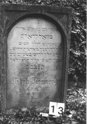 Grabstein 13 (Index: 99808389) Material: Sandstein Zustand: gut Maße HxBxT: 84x49x22 cm Beschreibung: rechteckige Stele, Schriftfeld eingetieft mit Rundbogenabschluß: Grabstein 13