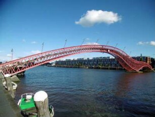 Amsterdam: Pythonbrücke zwischen Sporenburg und Borneo Eiland
