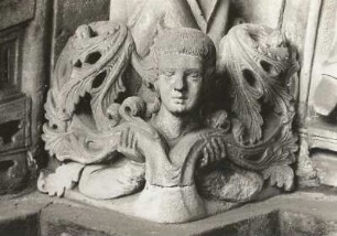 Freiberger Dom, Goldene Pforte. Detail: Konsolfigur (Jünglingskopf) vom westlichen Archivoltenansatz