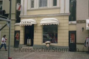 Besttorstraße 1: giebelständige Straßenfront: Teilansicht: in Erdgeschoss Bekleidungsgeschäft Mau, Eingangstür, Schaufenster: beiderseits des Hauses Durchgänge, Tür