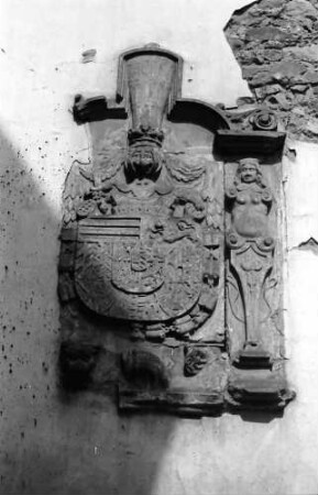 Kenzingen: Wappen im Hof am Rathaus