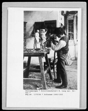 Schnitzwerkstatt H. Lang, Holzschnitzer bei der Arbeit