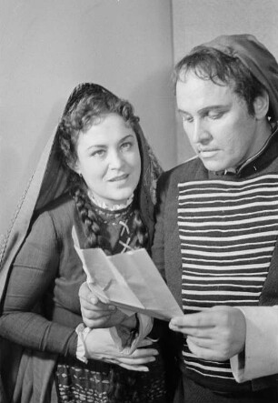 Szenenbilder aus der komischen Oper "Carmen" von Georges Bizet an der Komische Oper Berlin