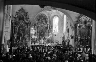 St. Märgen: Erstkommunikanten in der Kirche; Blick zum Altar von unten