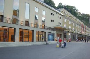 Salzburg - Die Festspielhäuser : Links: Kleines Festspielhaus, dahinter großes Festspielhaus, abends, während einer Aufführung, aufgenommen in Salzburg 2006