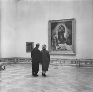 Dresden. Zwinger, Sempergalerie, Galerie Alte Meister, Besucher vor der "Sixtinischen Madonna" von Raffael
