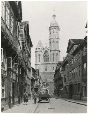 Weberstraße und Andreaskirche, Braunschweig: Blick durch Straße auf Kirche