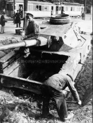 Im Treptower Park wird ein Panzer demontiert