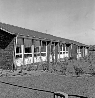 Volksschule: Pavillonbauten mit Klassenräumen und Gruppenraum: davor Grünanlage