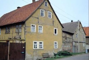 kleinere Gehöfte, Wohnhäuser giebelständig, Hoftore; viele Gebäude schadhaft