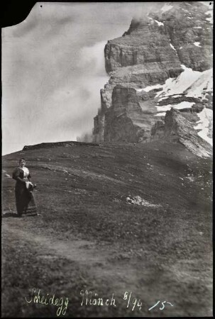 Louise Mayer vor dem Eiger, von der Kleinen Scheidegg aus gesehen