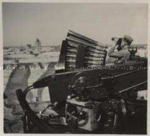 Wehrmachtssoldaten, Abwehrbereites Marine-Artillerie-Geschütz in den Dünen an der Kanalküste