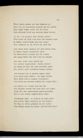 Zwei säulen stehen vor dem dunklen tor