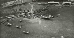 Flugplatz Dresden-Heller, Verkehrsflugzeug Junkers G 38 und weitere Flugzeuge mit Besuchern vor dem Abfertigungsgebäude mit Kontrollturm, Luftbild-Schrägaufnahme