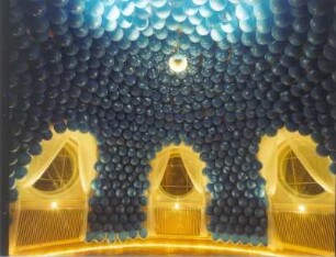 Rauminstallation - Luftballonhimmel : Groetschel, Torsten: Rauminstallation - Luftballonhimmel. 2004. Dresden: Hochschule für Bildende Künste Dresden, Ausstellung Diplom 2004 vom 17.7.-29.8.2004. Raumaufnahme