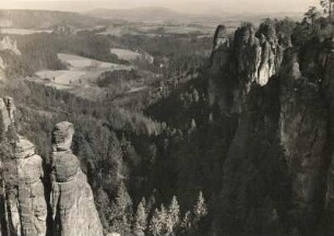 Elbsandsteingebirge. Basteigebiet. Blick über den Wehlgrund zum Winterberg
