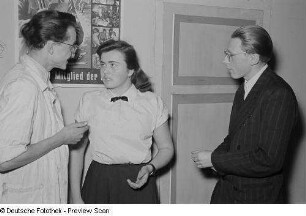 Auftritt einer Theatergruppe beim Bezirksausscheid für Volkskunstgruppen 1954