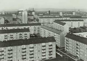 Dresden. Blick vom Wohnhochhaus Reitbahnstraße 19 (17 Stockwerke) nach Nordwesten über neue Wohnblöcke, im Hintergrund Kraftwerk Mitte und Annenkirche