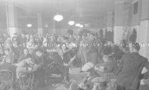 Selbstversenkung des Hochseepassagierdampfers "Columbus" am 19. Dezember 1939, Besatzungsangehörige im Internierungslager auf Ellis Island, im Aufenthaltsraum lesend, schreibend