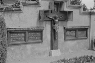 Grabtafeln auf dem Friedhof in Crostwitz. : Narowne tafle na kěrchowje w Chrósćicach.