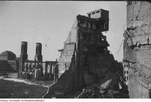 Dresden, Altmarkt. Neubebauung, Walter Weidauer auf der Baustelle - Blick zur Ruine der Sophienkirche, September 1953