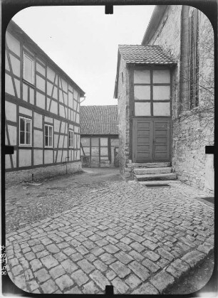 Rohr, Linde 4. Alte Schule (1696/1699; Kirchenmuseum, Winterkirche). Rückseite mit Pfarrkirche St. Michael