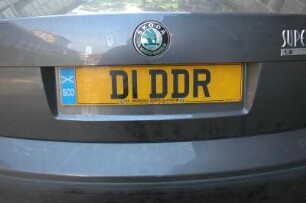 Kennzeichen an einem britischen PKW : Britisches Autokennzeichen "DI DDR" an einem Auto aus Glasgow. Aufgenommen 2004 in Quedlinburg