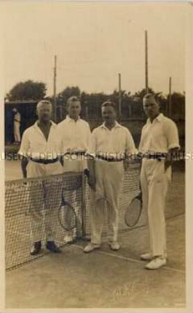Deutsche Kriegsgefangene in Tenniskleidung, im englischen Kriegsgefangenenlager in Douglas