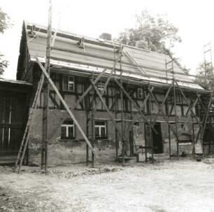 Niederalbertsdorf, Dorfstraße 102. Vierseithof (1. H. 18. Jh.). Wohnstallhaus. Hofansicht (während der Instandsetzung)