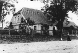 Buchendamm-Neuheidau (Buczyna-Nowy Dwór). Wohnhaus (19. Jh.). Straßenansicht mit Einfriedung