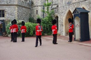 Windsor bei London - Wachablösung : Postenablösung im Innenhof von Schloss Windsor, aufgenommen am 15. Mai 2006