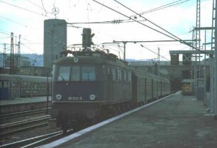 Stuttgart Hbf. Gleis 8 Lok 118 005 Eilzug Bnb-Wagen
