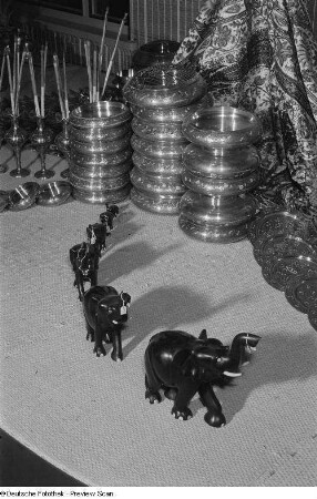 Kleinexponate der indischen Sektion auf der Leipziger Herbstmesse 1954