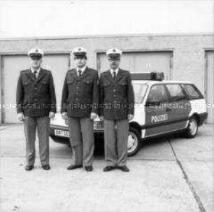 Serie Kolleginnen und Kollegen, Bürger der DDR - Polizisten, Verkehrspolizisten (Jörg-Rüdiger Rennhack, 36 Jahre; Siegfried Thieson, 31 Jahre; Jürgen Lengert, 34 Jahre)