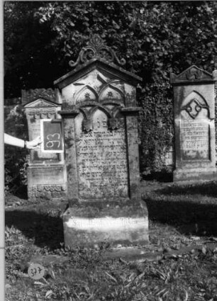 Grabstein 377 (Index: 100088001) Maße HxBxT: 160x60x25 cm: Grabstein 377