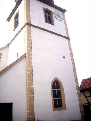 Kirchturm von Ostnordosten (im Kern frühgotischer Chorturm mit Turmchor-Barock überarbeitet - Glockenstube 18 Jh) - im Mittelgeschoß im Süden Schlitz- und im Nordosten rechteckige Büchsenscharte