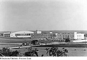 Flughafen Dresden-Klotzsche : Dresden-Klotzsche. Flughafen (1934-1935; Kurt Otto). Hangar und Abfertigungsgebäude (sog. Hansa-Haus). Ansicht von Nordwesten