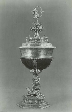 Deckelpokal aus ovaler Nephritschale auf Schaft (Kniender Indianer mit Pfeil und Bogen auf Kröte) und Krönung (bogenschießender Amor auf geflügelter Kugel und Baluster)