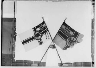 Hotel Löwen in Sigmaringen; Zwei Fahnen: zerschlissene Reichskriegsfahne und des Stahlhelm, Bund der Frontsoldaten, Gau Hohenzollern
