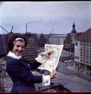 Leipziger Stadtführerin (Hostess) mit Stadtplan vor Marktplatz und altem Rathaus