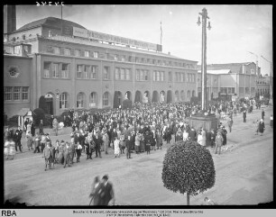 Besucher vor Messeamt, Jahrtausend-Ausstellung der Rheinlande 1925