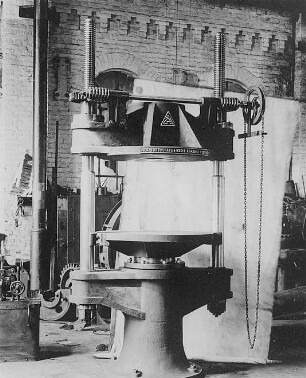 Hydraulische Presse der Lindener Eisenwerke : Technikgeschichte | Industrie und Technik | Schmieden und Schmiede-Einrichtungen