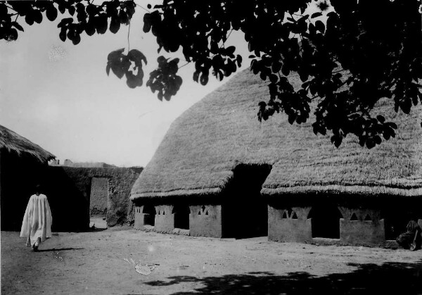 Torhaus im inneren Hof des Masaba-Gehöftes