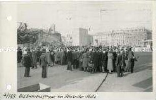 Berliner auf dem Alexanderplatz in Berlin in der Gründungszeit der DDR