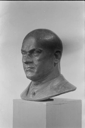 Büste von Ernst Thälmann : Büste von Ernst Thälmann. Bronze (1953; W. Arnold)