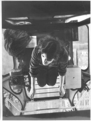 Seebeckwerft. Frau W. beim Bedienen eines Kranes in der Kabine